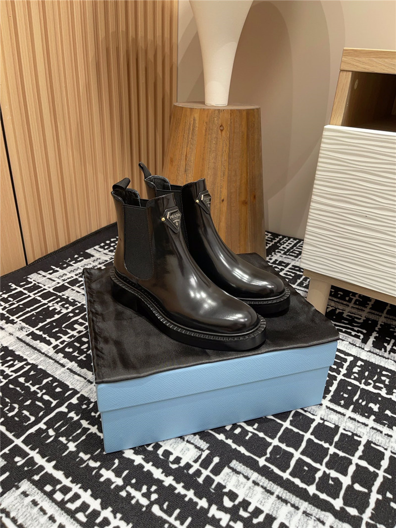 Pra*a logo patent leather chelsea boots