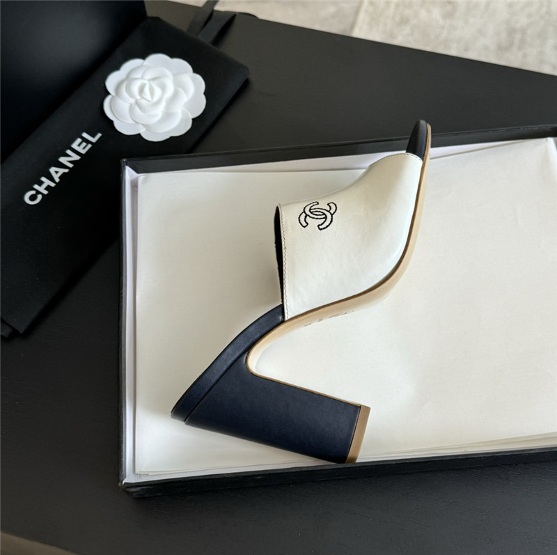 Ch**el white pattern chunky heel mule sandals