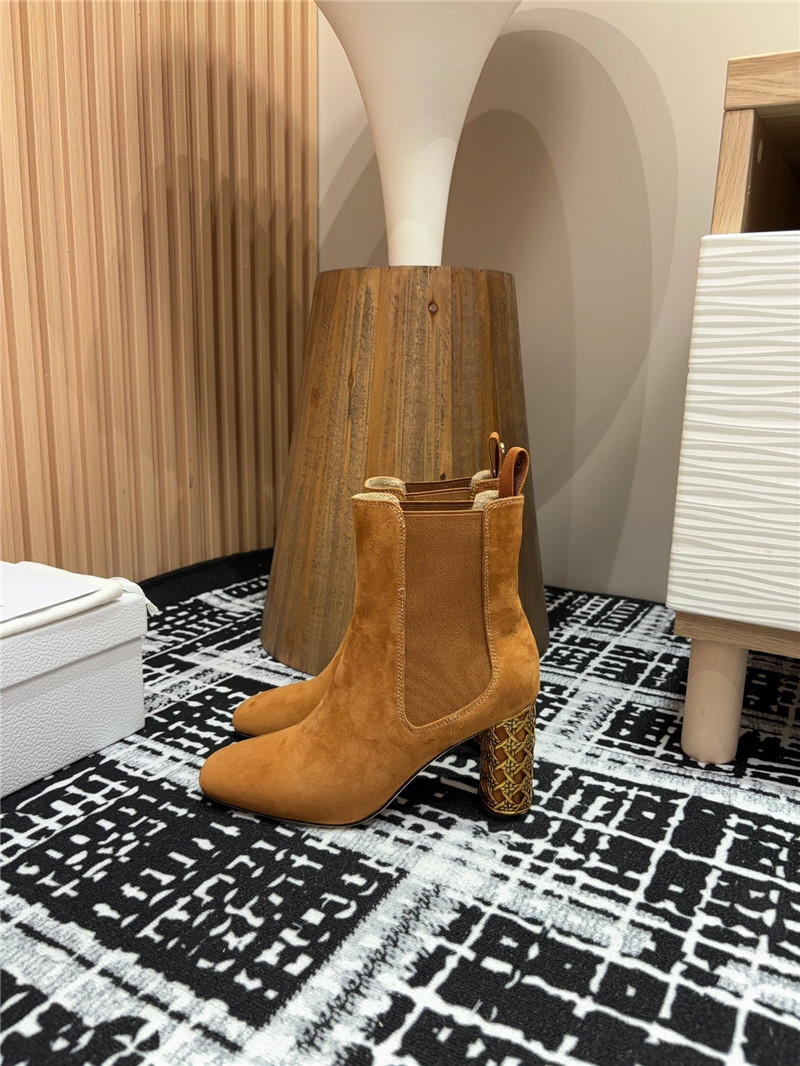 D10r icon suede heeled ankle boot in brown