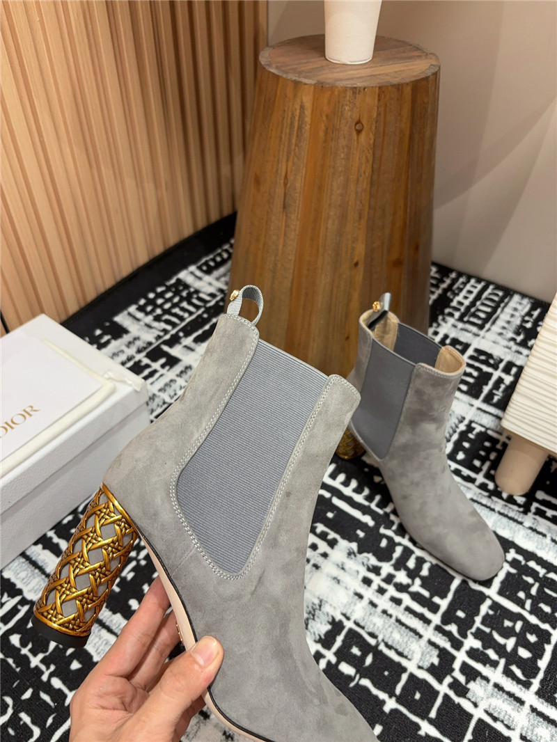 D10r icon suede heeled ankle boot in gray