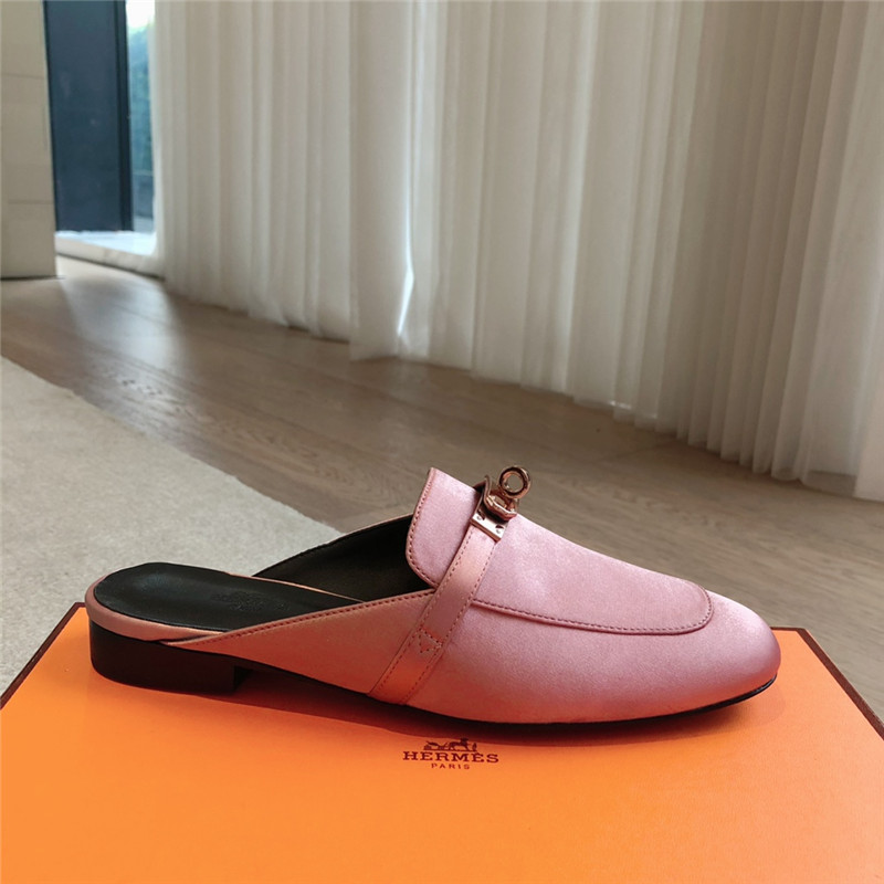 H**me5 kelly buckle oz mule in pink suede