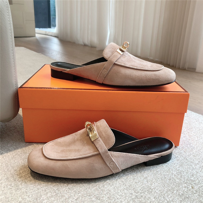 H**me5 kelly buckle oz mule in beige suede