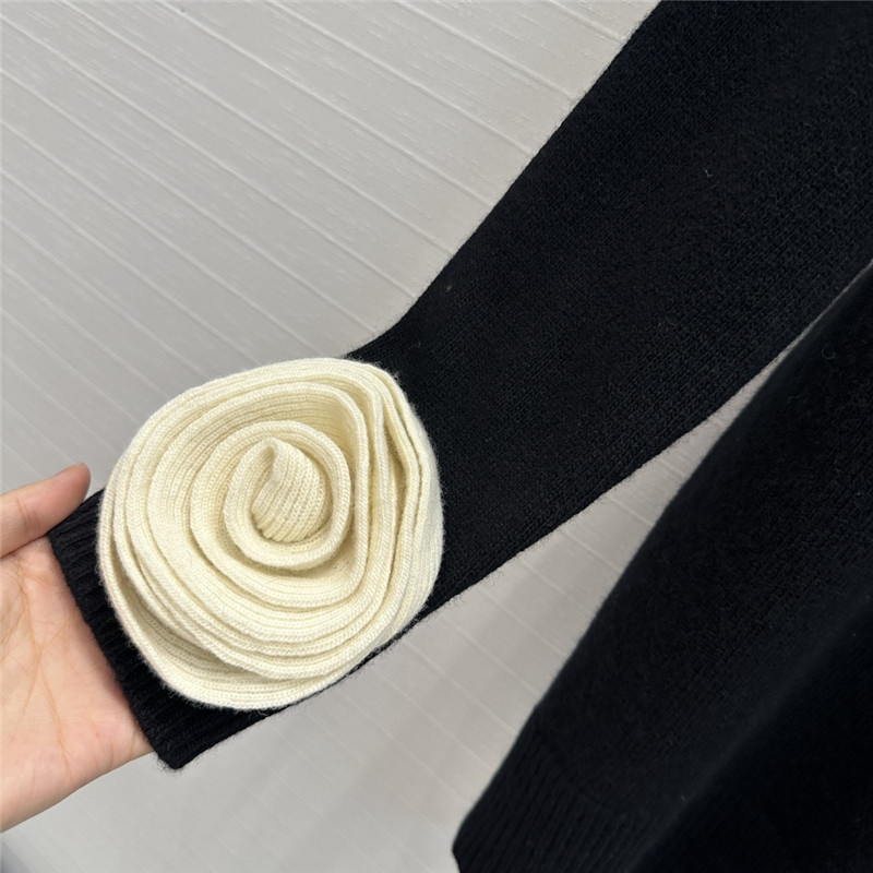 Va1e*ntin0 rose cuff wool sweater black