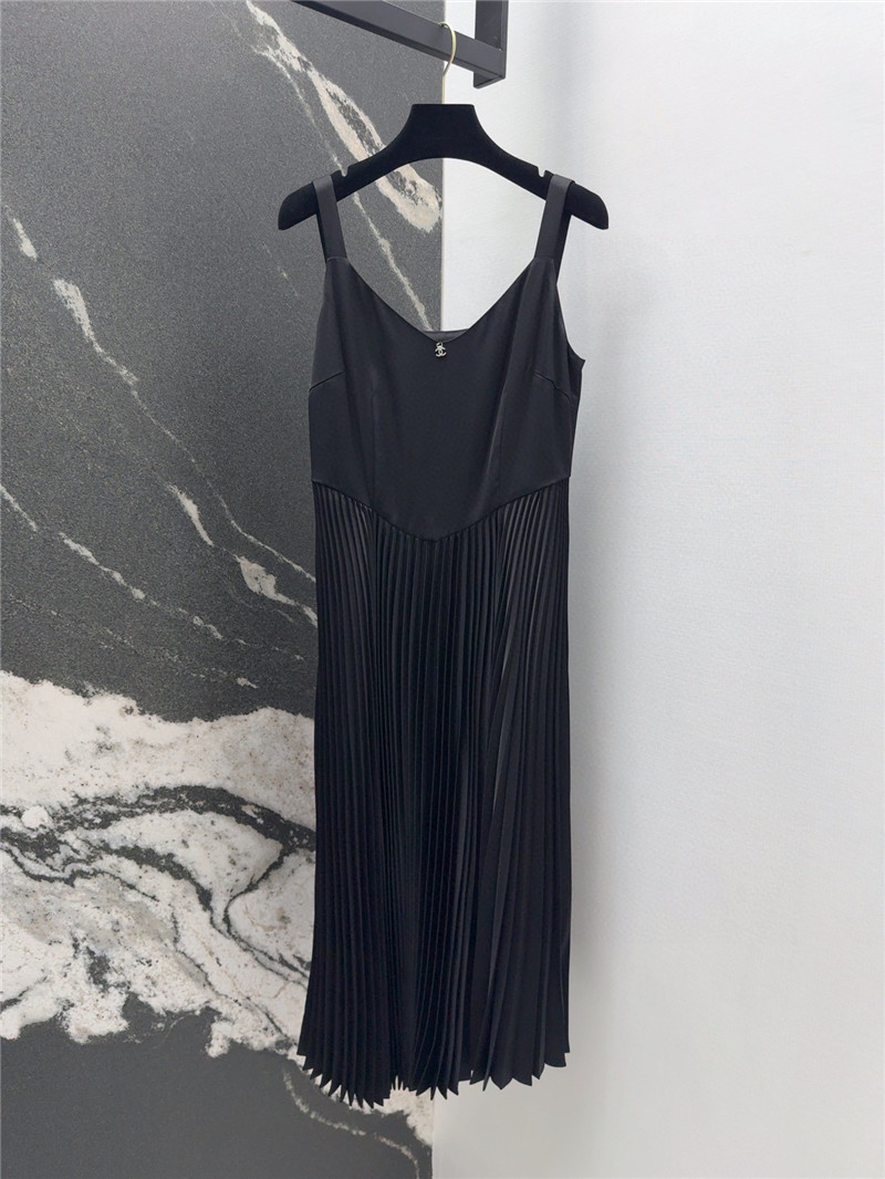 Ch**el v-neck suspender pleated dress
