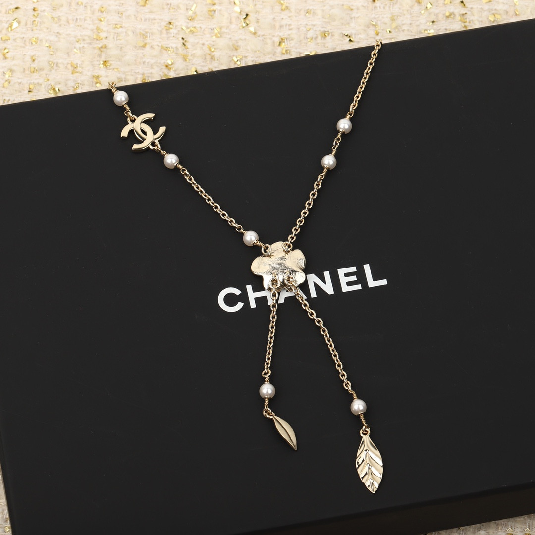 Ch**el camellia necklace