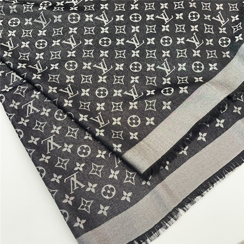 l0vis Vvtt0n lv gold and silver silk shawl