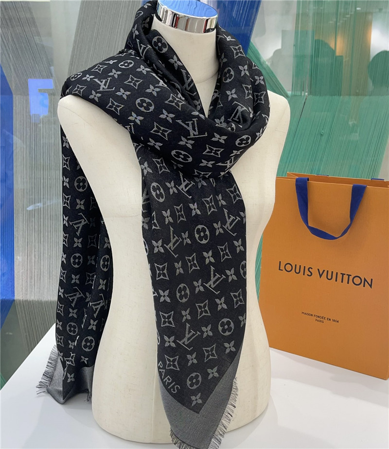 l0vis Vvtt0n lv gold and silver silk shawl