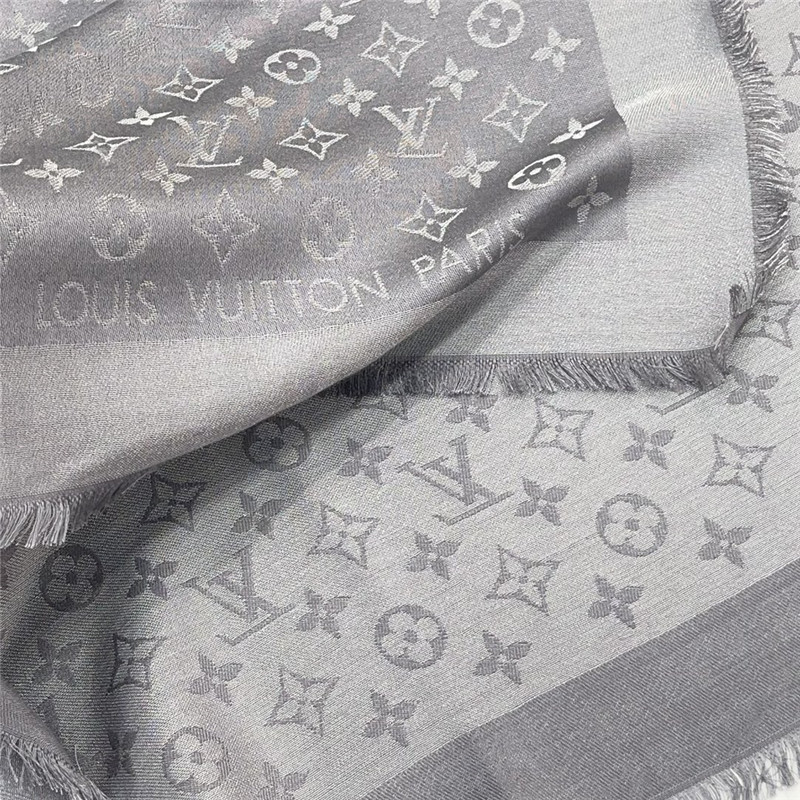 l0vis Vvtt0n lv gold and silver silk shawl