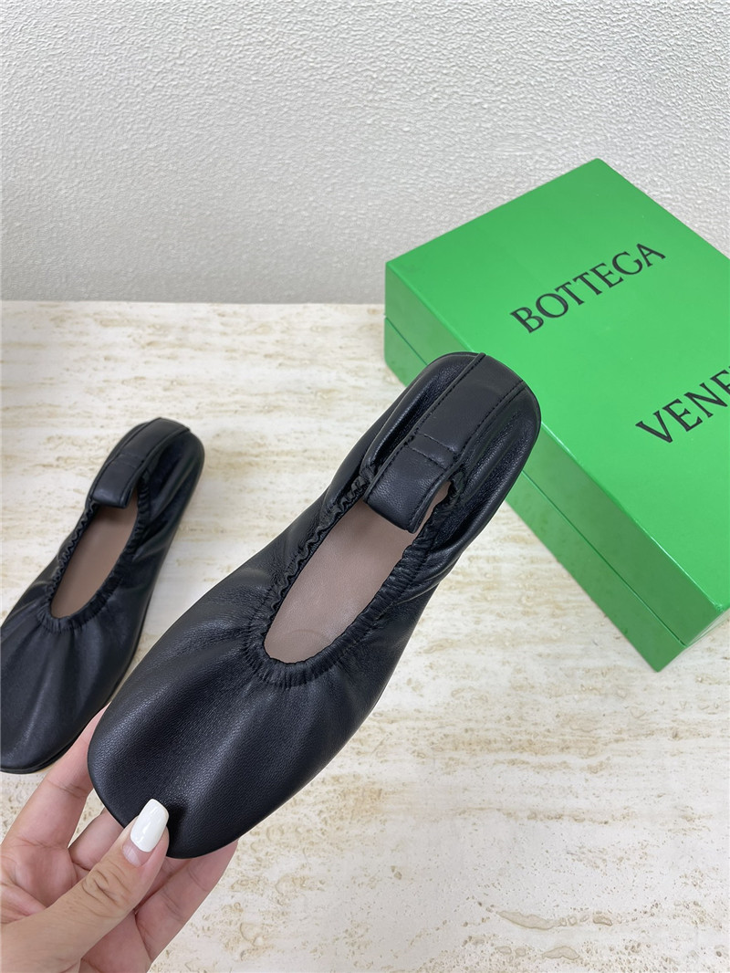b0tt*ga Ven*ta shore ballerina in black lambskin