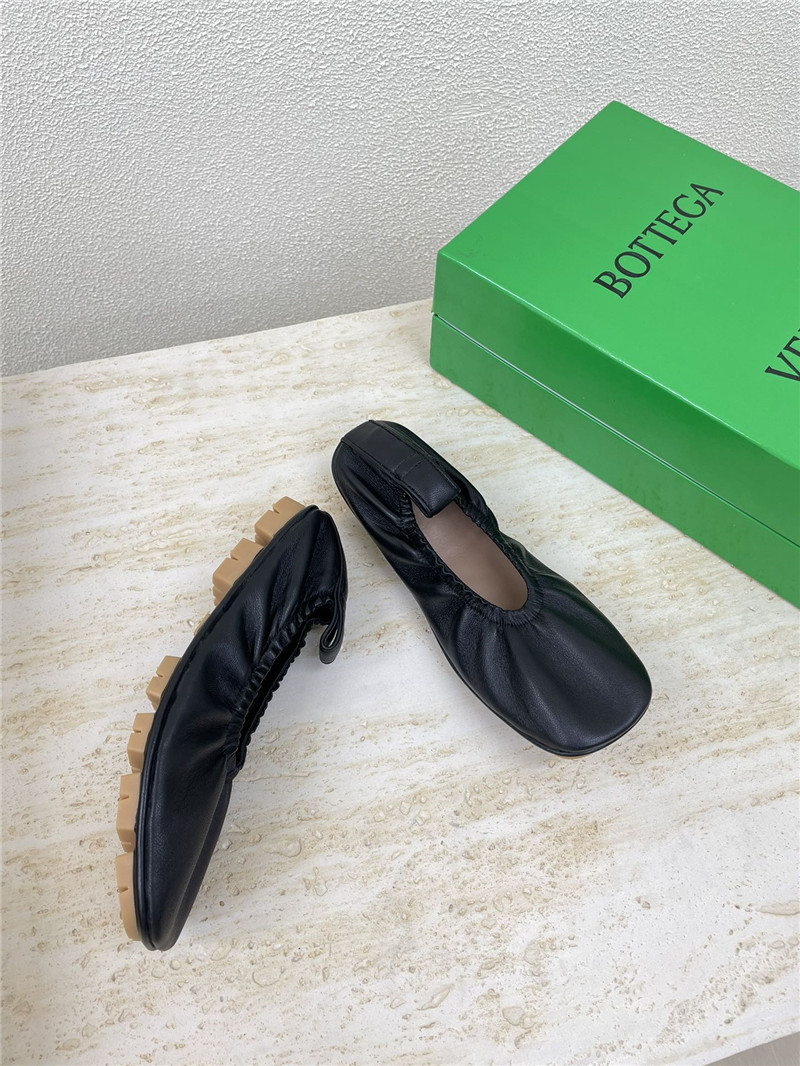 b0tt*ga Ven*ta shore ballerina in black lambskin