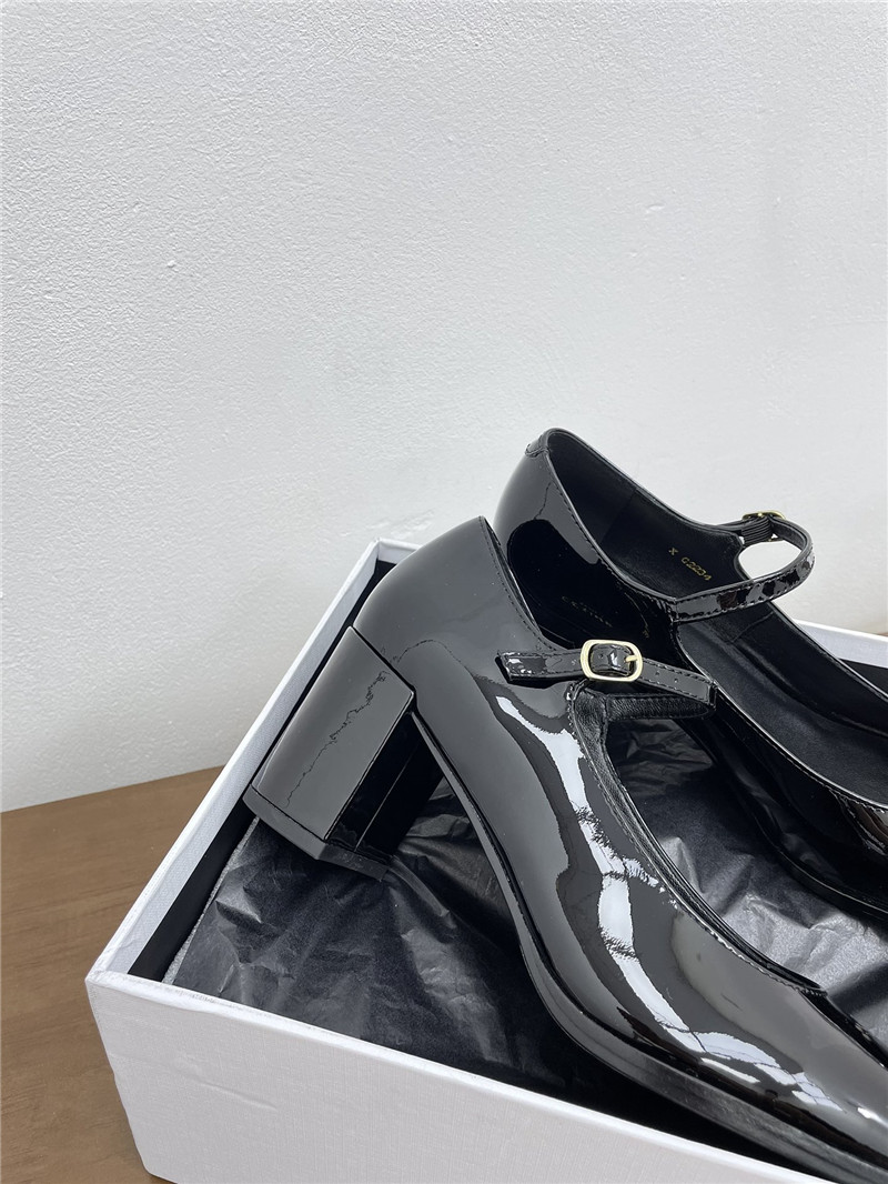 Ce1i*e lily perforated triomphe black patent pumps