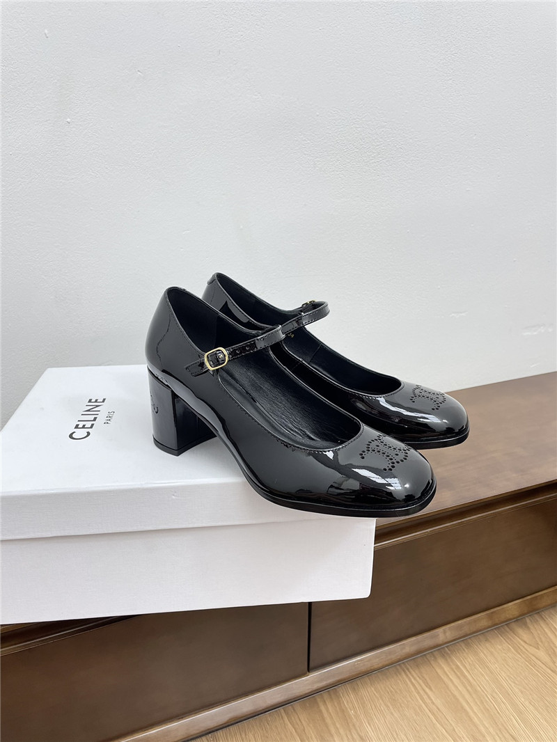 Ce1i*e lily perforated triomphe black patent pumps