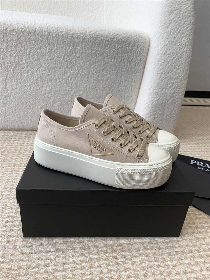 Pra*a women’s beige laced canvas sneakers