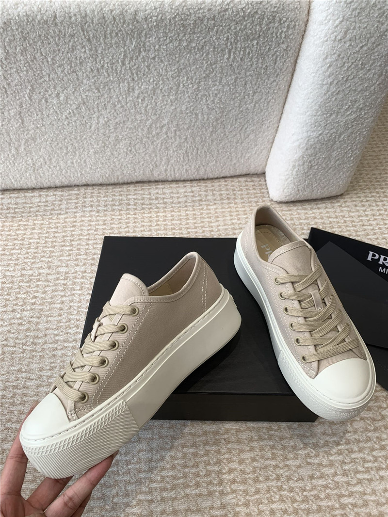 Pra*a women’s beige laced canvas sneakers
