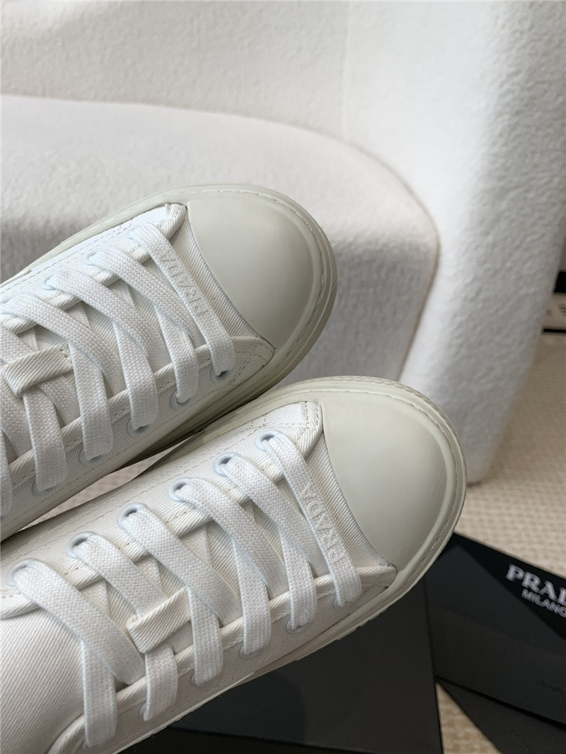 Pra*a women’s white laced canvas sneakers