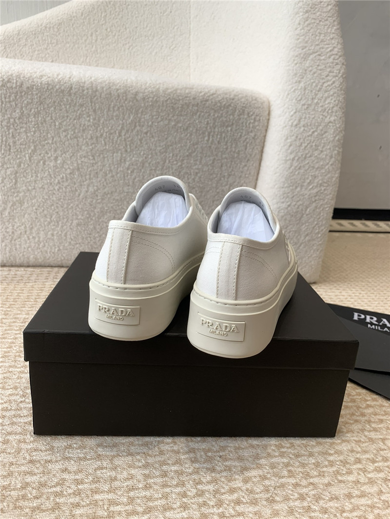 Pra*a women’s white laced canvas sneakers