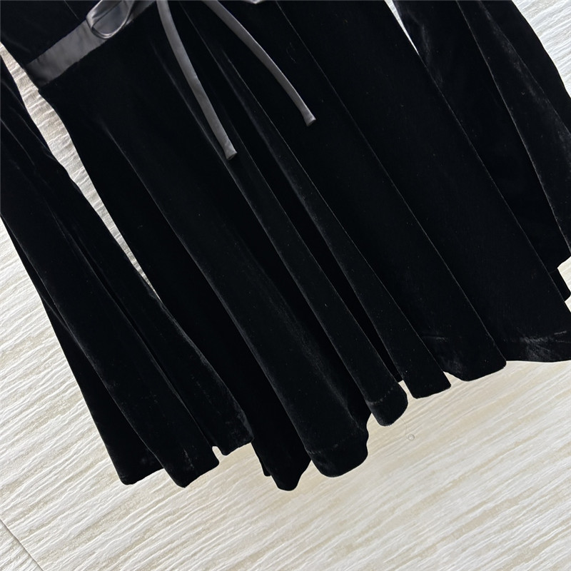 Y51 backless little black dress