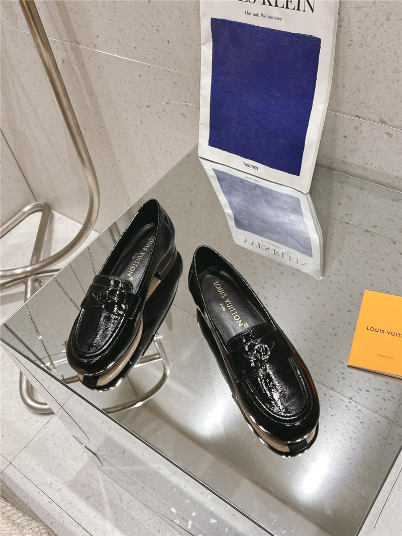 l0vis Vvtt0n soho flat loafer in black pattern leather
