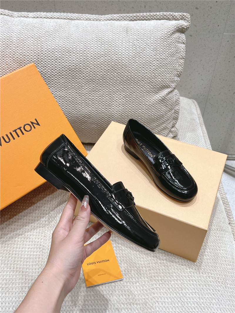 l0vis Vvtt0n soho flat loafer in black pattern leather