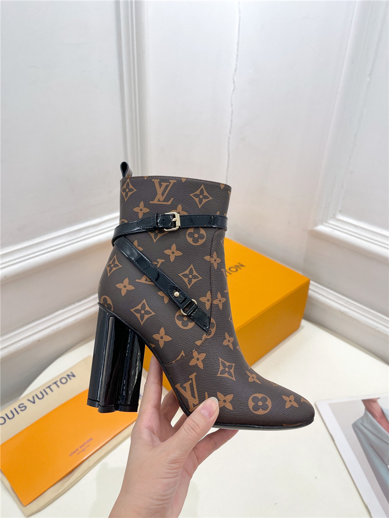 l0vis Vvtt0n monogram silhouette ankle boots