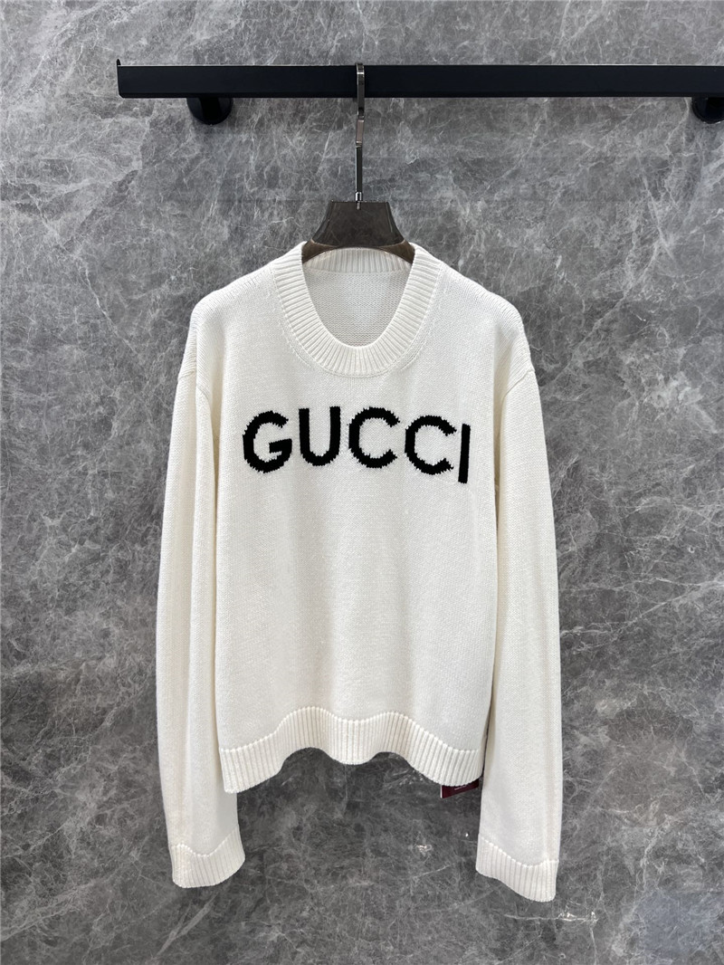 Gvc*1 intarsia-logo wool sweater in white