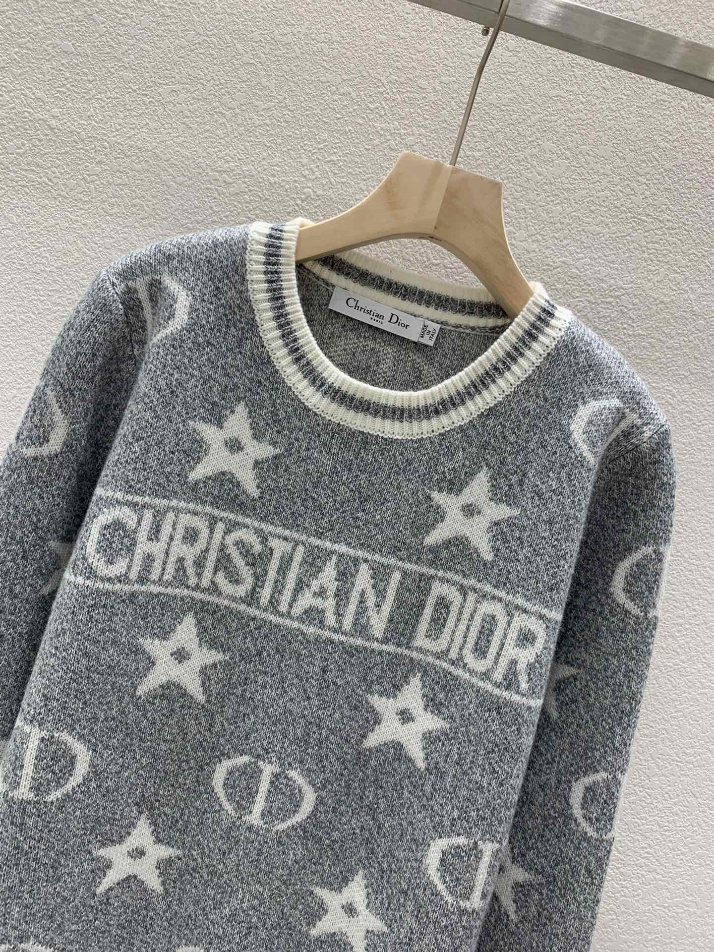 D10r white/grey contrast crewneck knit sweater