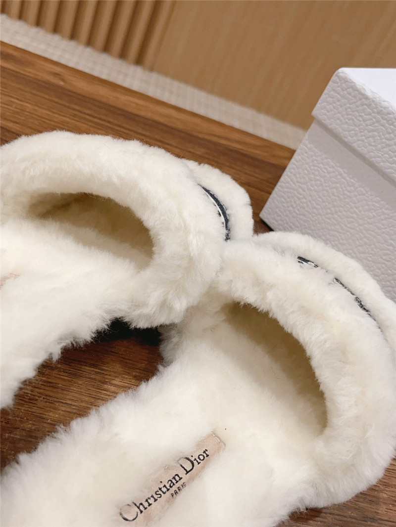 D10r shearling canvas dway slides white/black