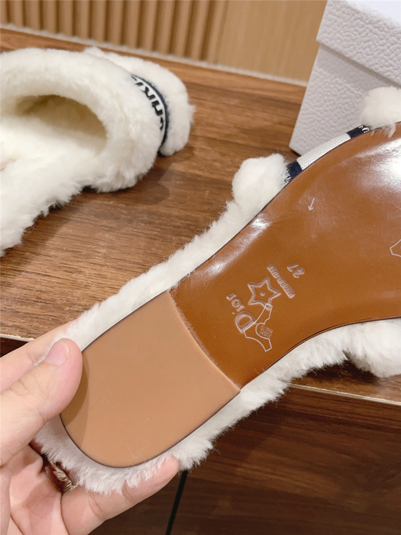 D10r shearling canvas dway slides white/black