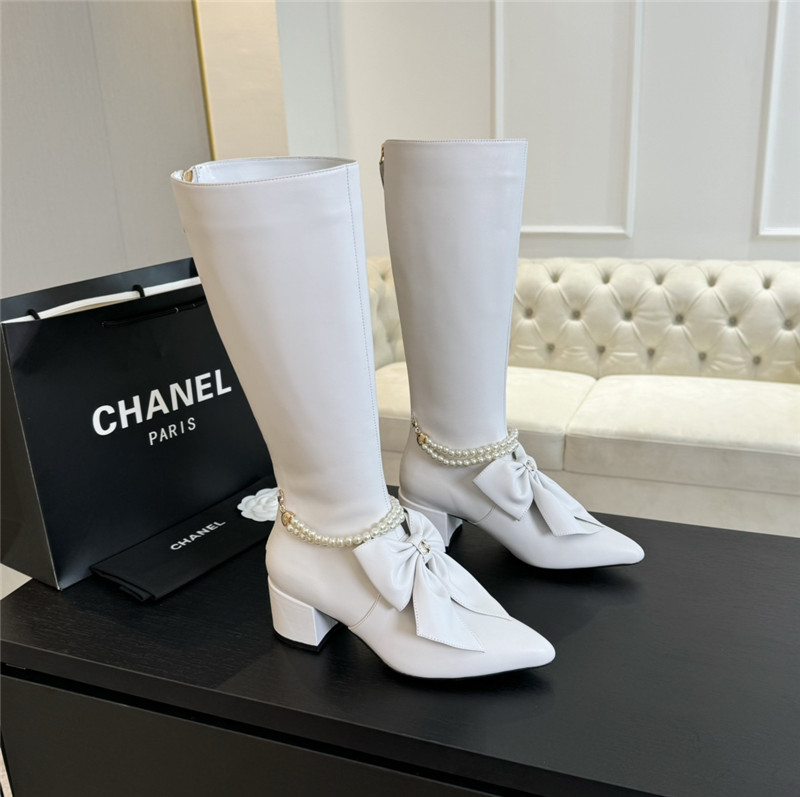 Ch**el pearl chain pointed white high boot