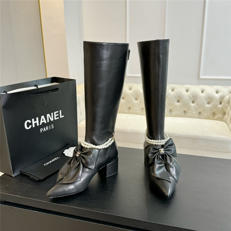 Ch**el pearl chain pointed high boot