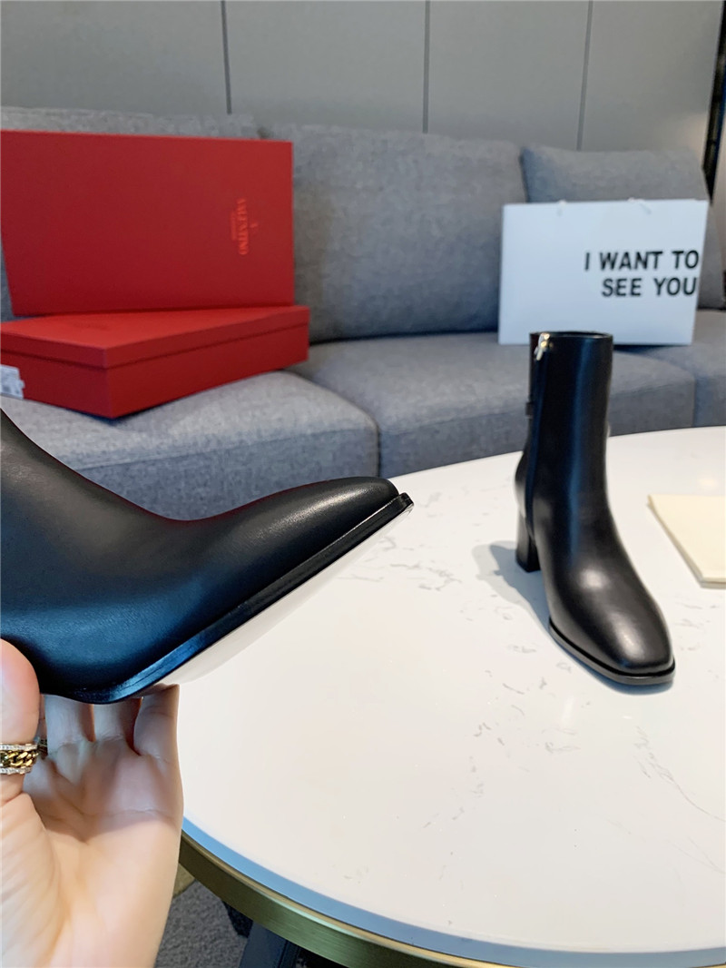 Va1e*ntin0 garavani vlogo ankle boots in leather