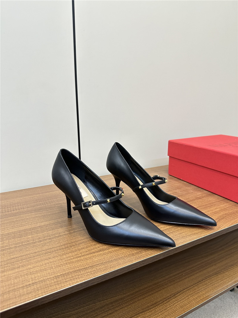 Va1e*ntin0 rockstud black smooth leather pumps