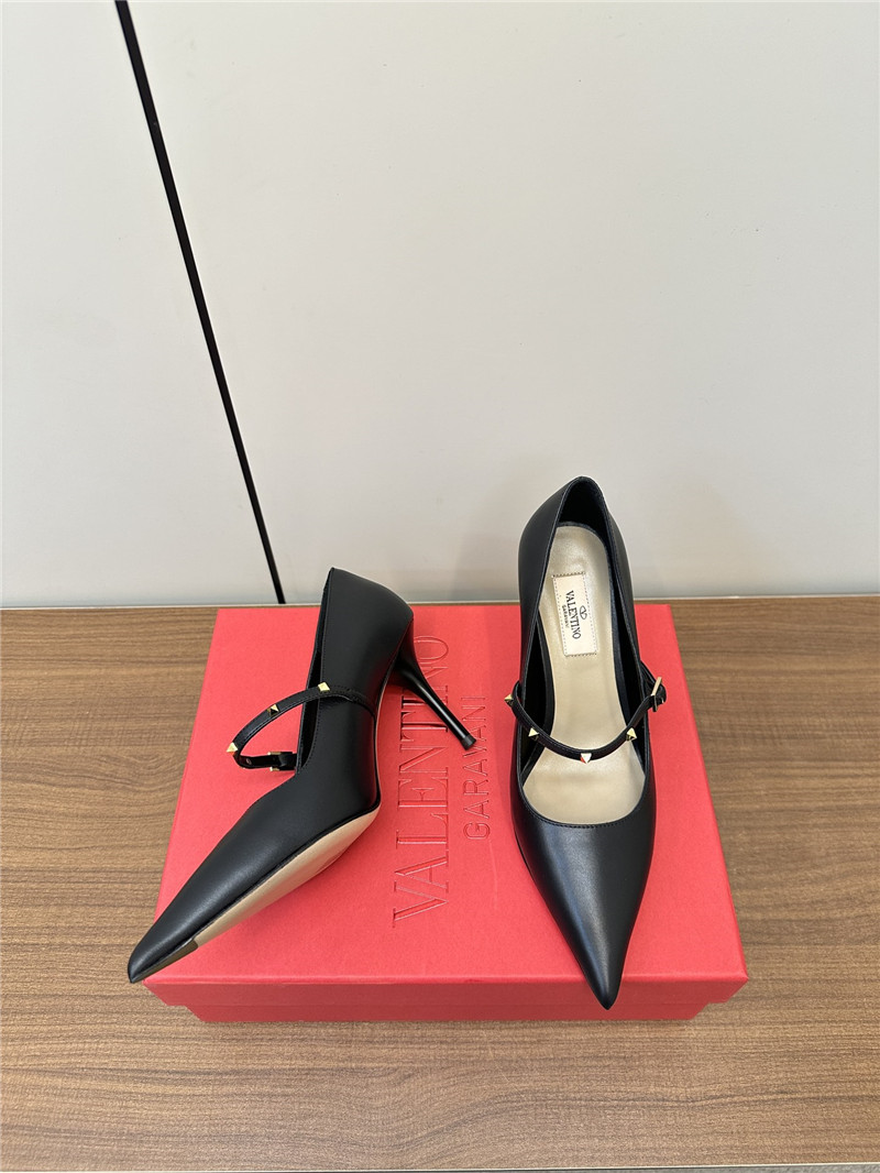 Va1e*ntin0 rockstud black smooth leather pumps
