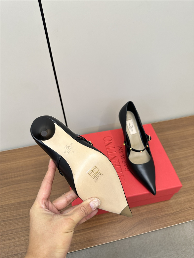 Va1e*ntin0 rockstud black smooth leather pumps