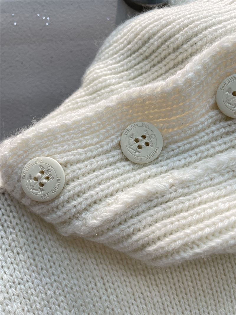 D10r sleeveless turtleneck knit top in white