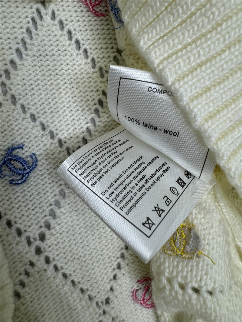 Ch**el colorful embroidered wool pullover in white