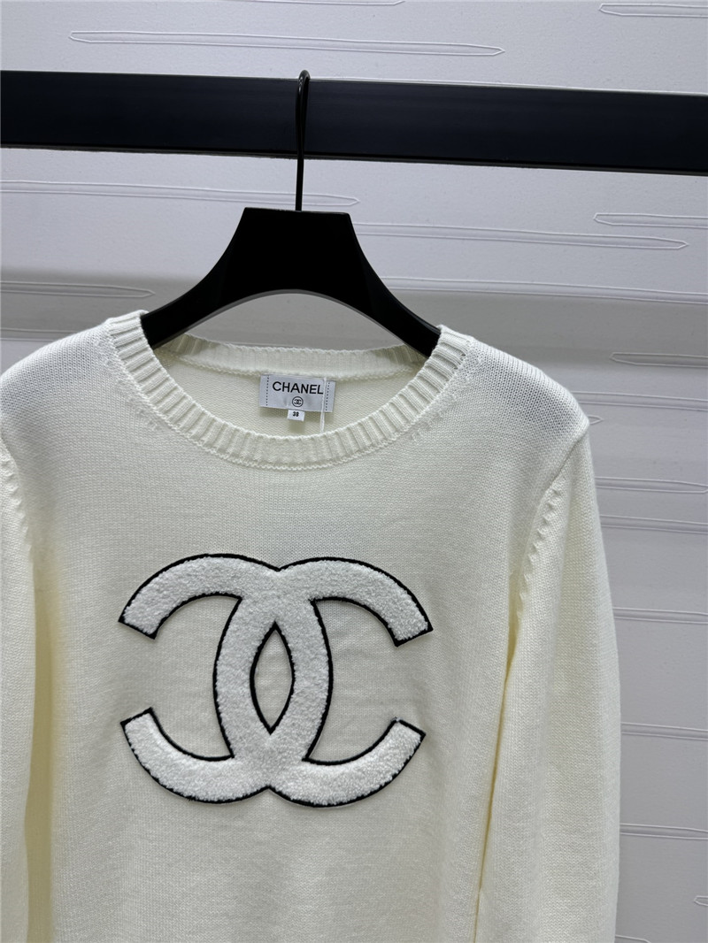 Ch**el logo appliqu¨¦ knit sweater white