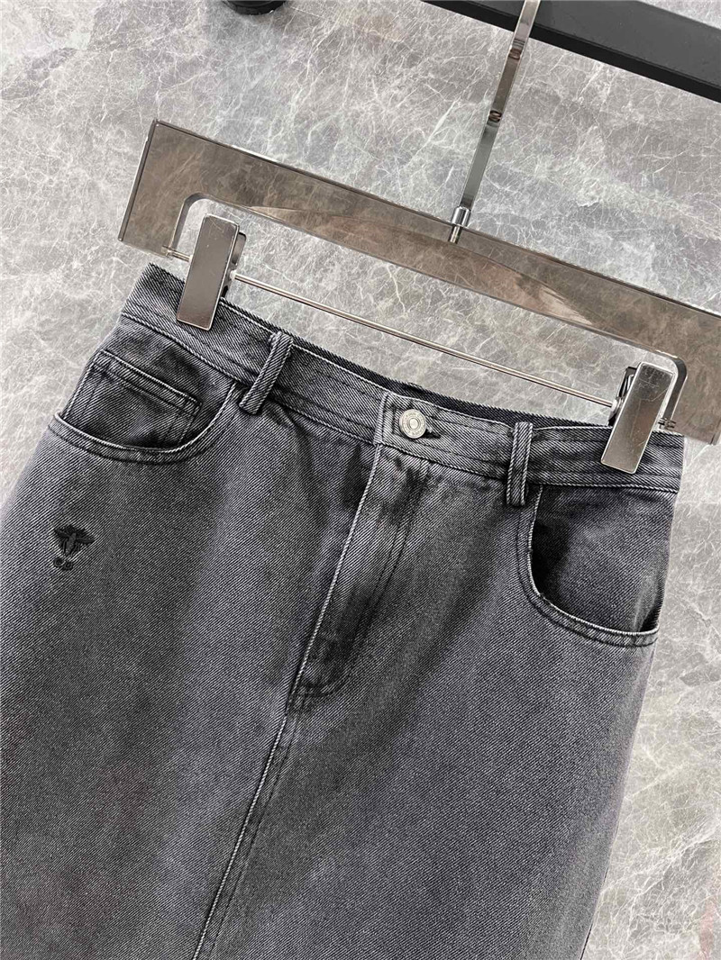 D10r slit skirt