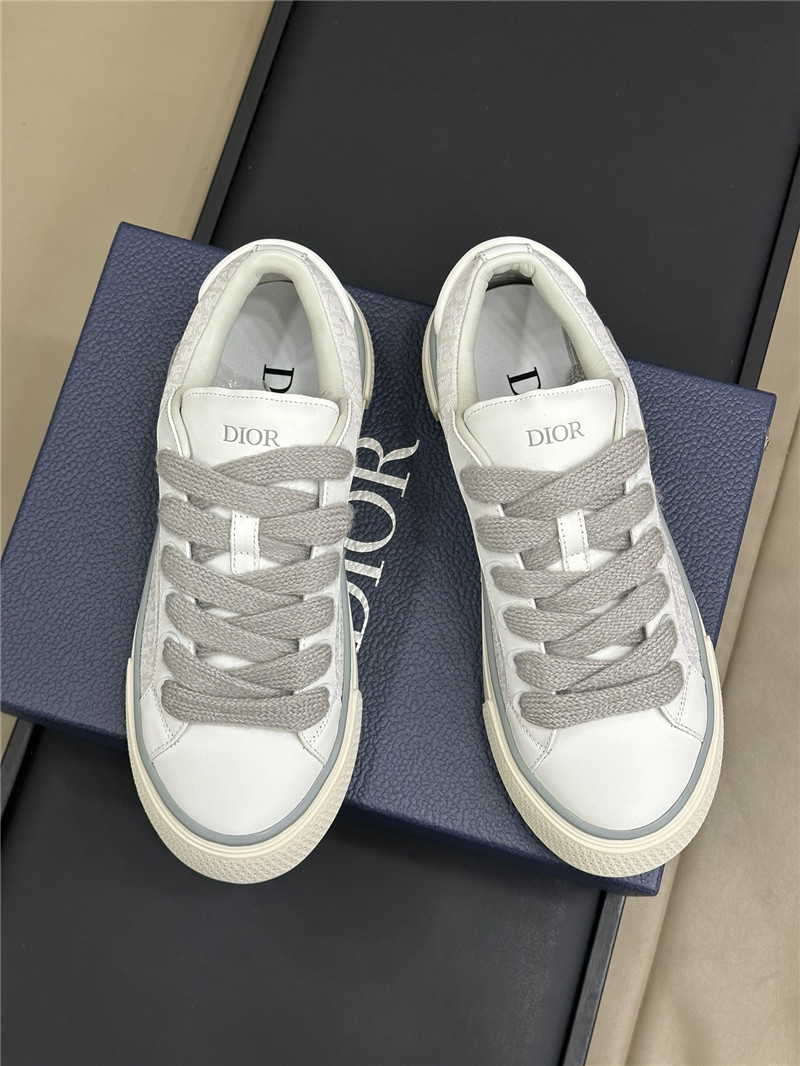 D10r lace-up low top heart sneakers