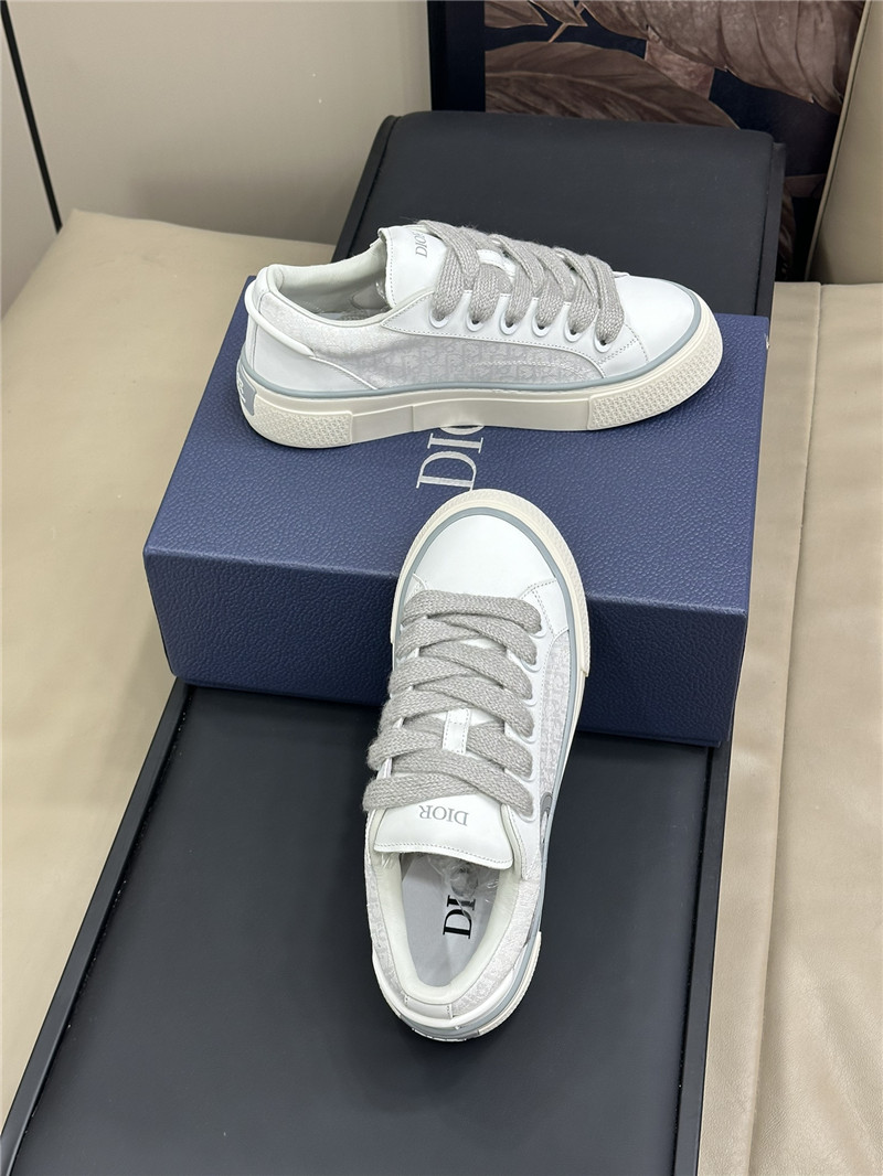 D10r lace-up low top heart sneakers