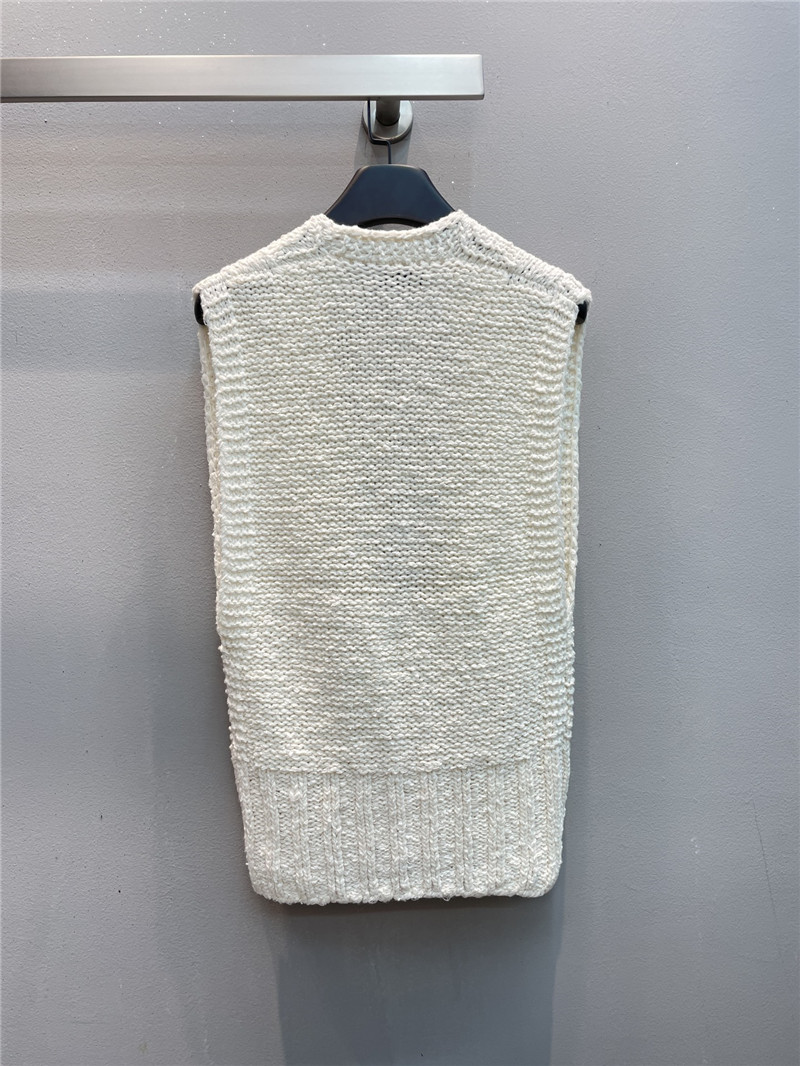 D10r v-neck wool blend knit vest in ecru