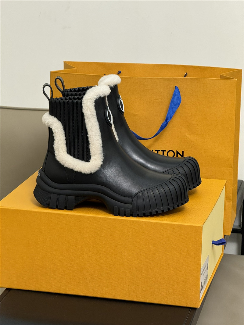 l0vis Vvtt0n ruby flat leather boots in black