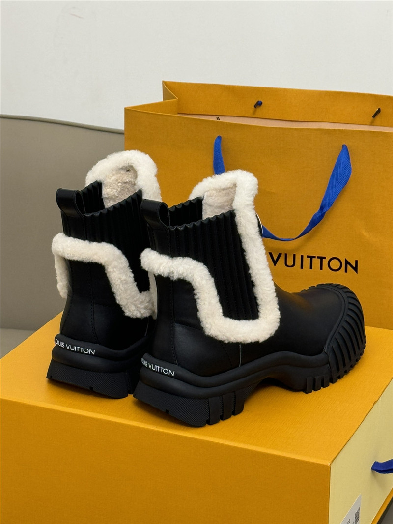 l0vis Vvtt0n ruby flat leather boots in black