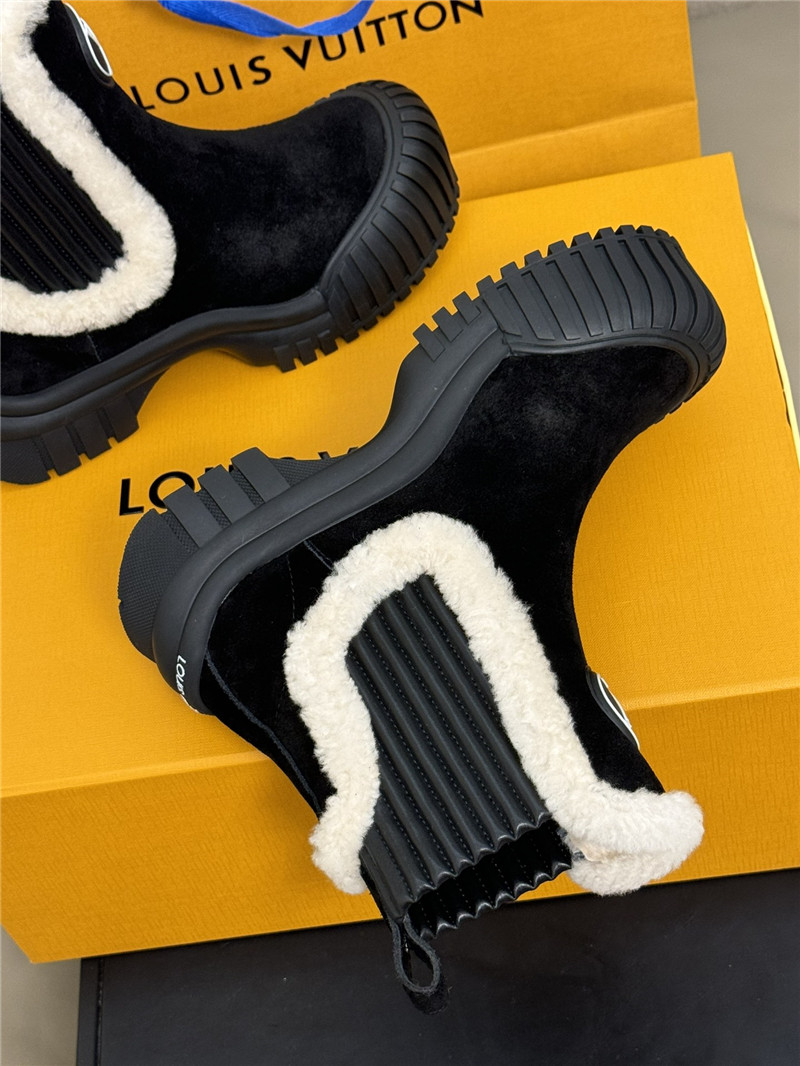 l0vis Vvtt0n ruby flat suede boots in black