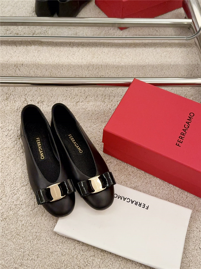 Ferragamo Vara Bow Ballet Flat in Black