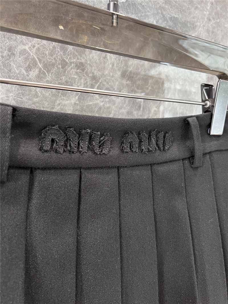 M1um1u micro logo pleated skirt
