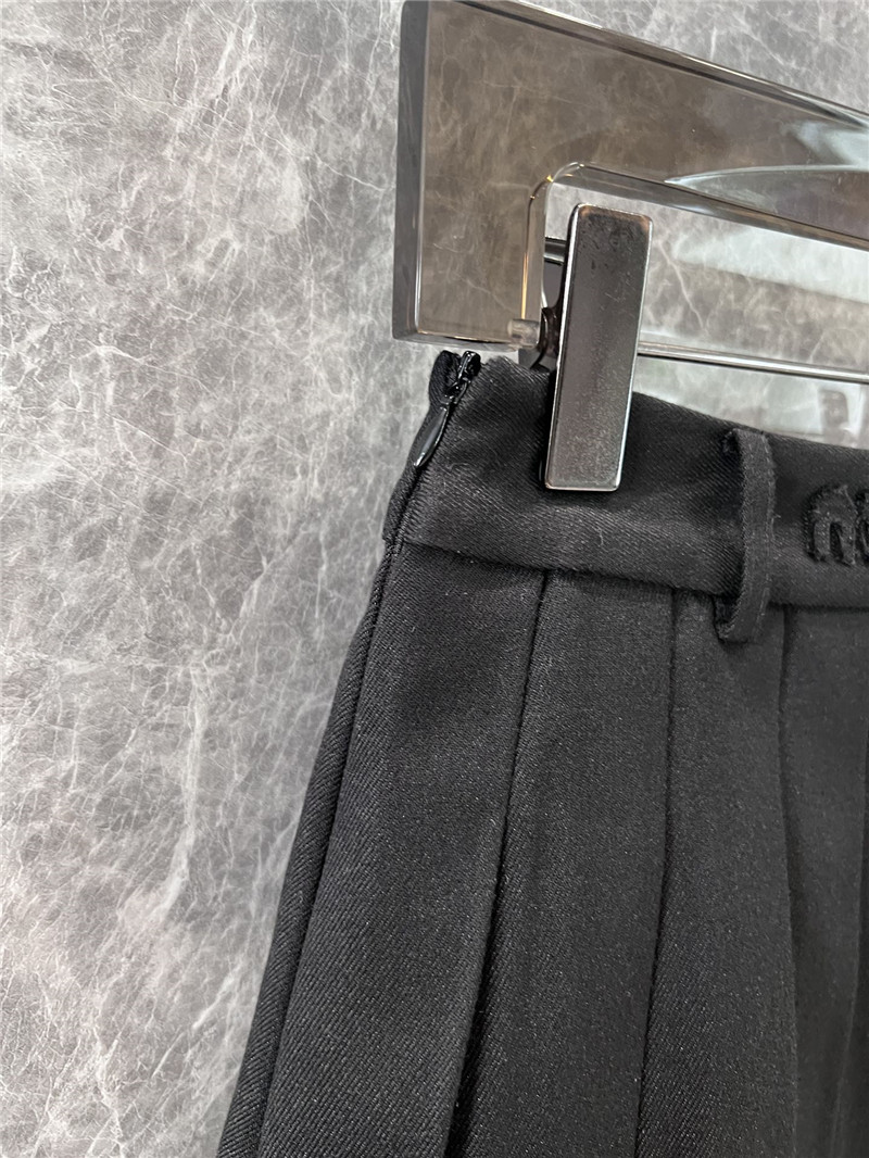 M1um1u micro logo pleated skirt