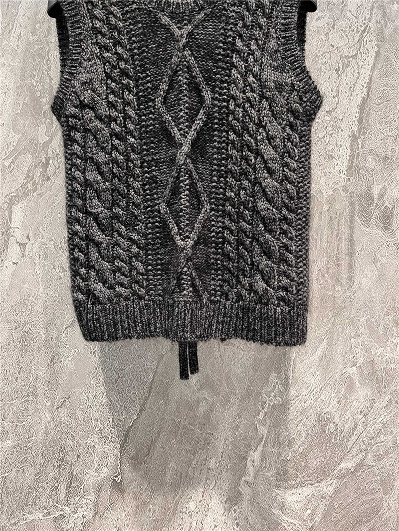 D10r grey sleeveless vest