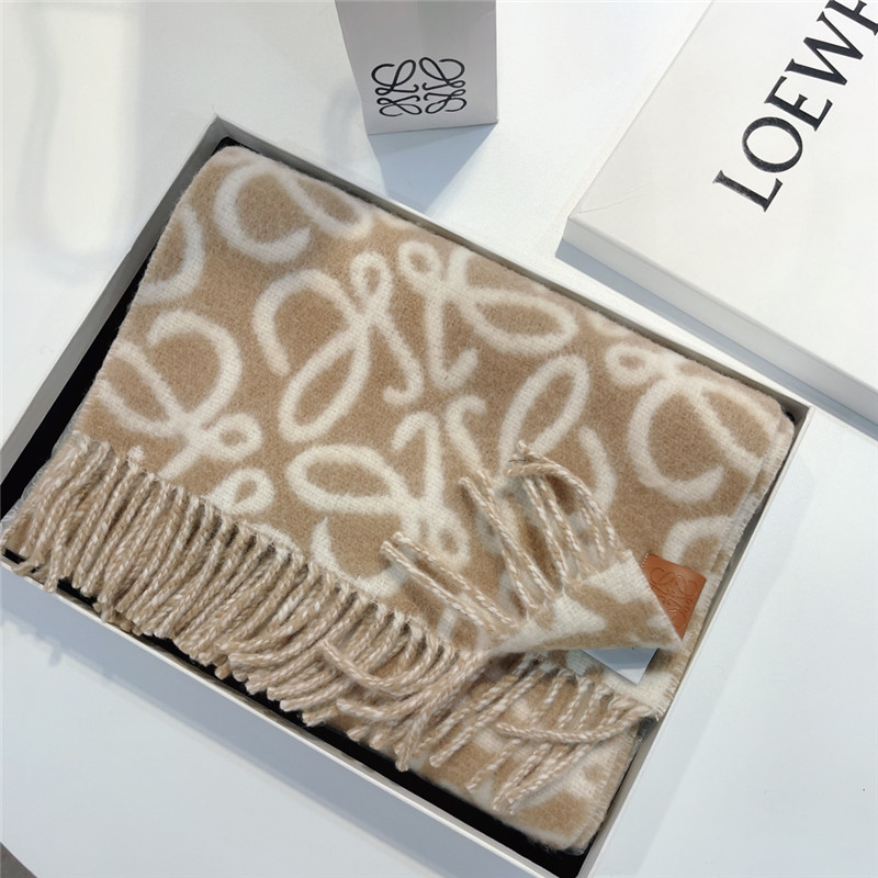 L0ew* wool scarf