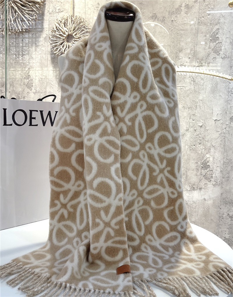 L0ew* wool scarf